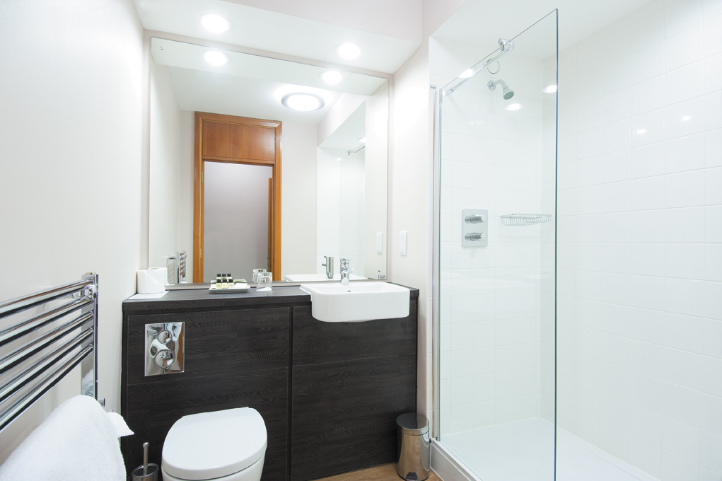 A photo of Cedars Hotel shower room
