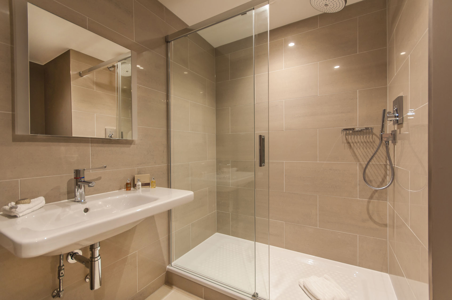 A photo of Henley Greenlands Hotel shower room